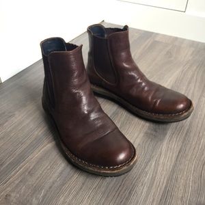 Woman’s Fly London Chelsea boots size 6.5